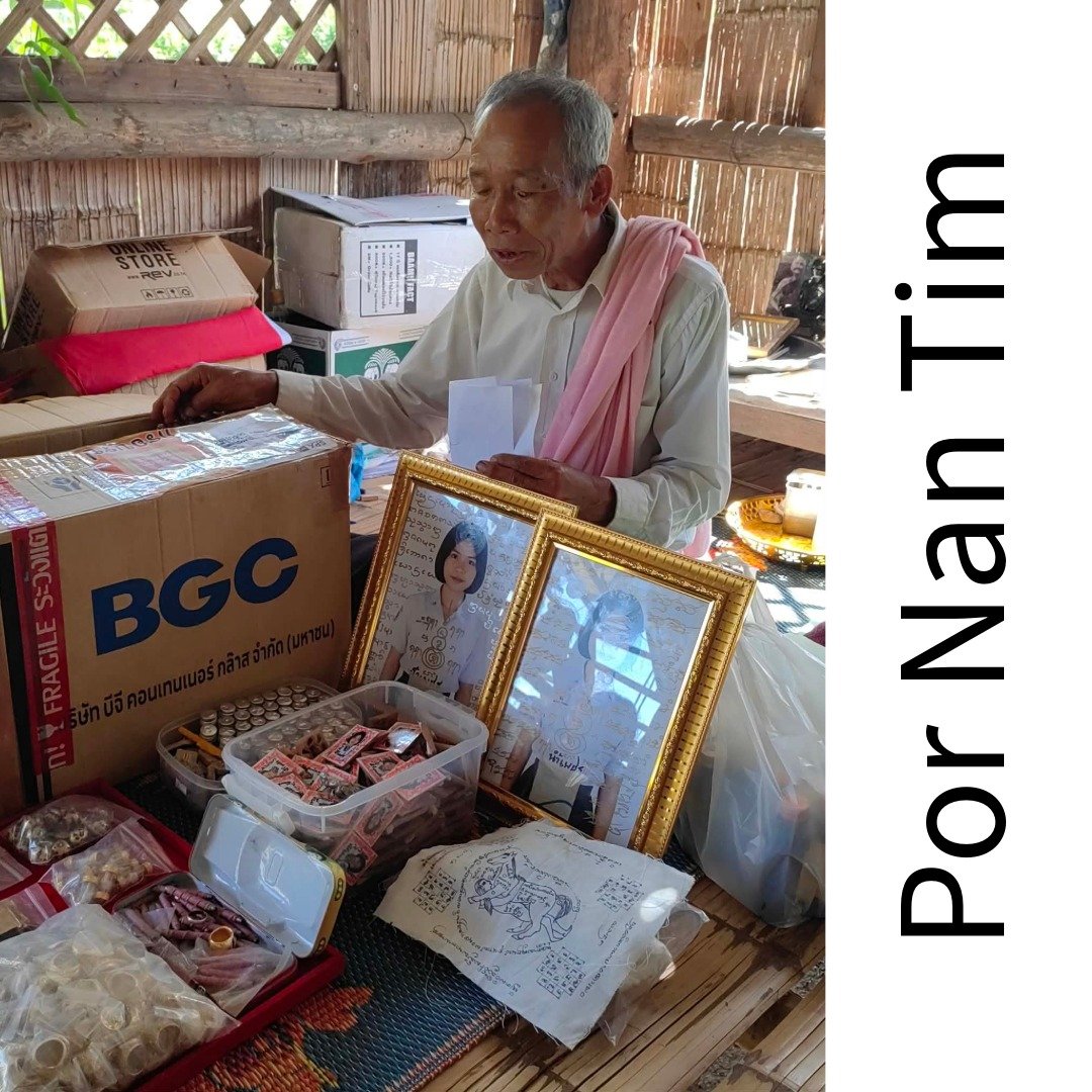 Nong Phet Wanisa batch receiving co-blessing by Por Nan Tim with framed photo, lockets, oil bottles and ritual materials