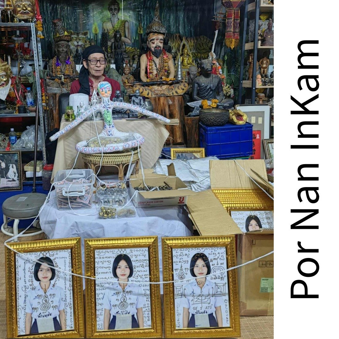 Nong Phet Wanisa batch receiving co-blessing by Por Nan Inkam with framed photos, lockets and Nam Man Prai bottles
