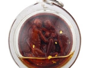 Front view of Mai Kaa Dtua Dai Yintong suicide wood amulet by Phu Lersi Pong, showing the Yintong form sealed in casing with Nam Man Thong Kam oil.