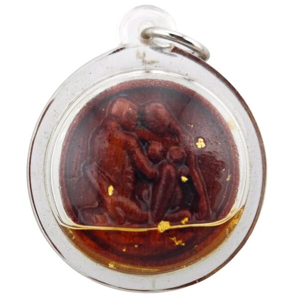 Front view of Mai Kaa Dtua Dai Yintong suicide wood amulet by Phu Lersi Pong, showing the Yintong form sealed in casing with Nam Man Thong Kam oil.
