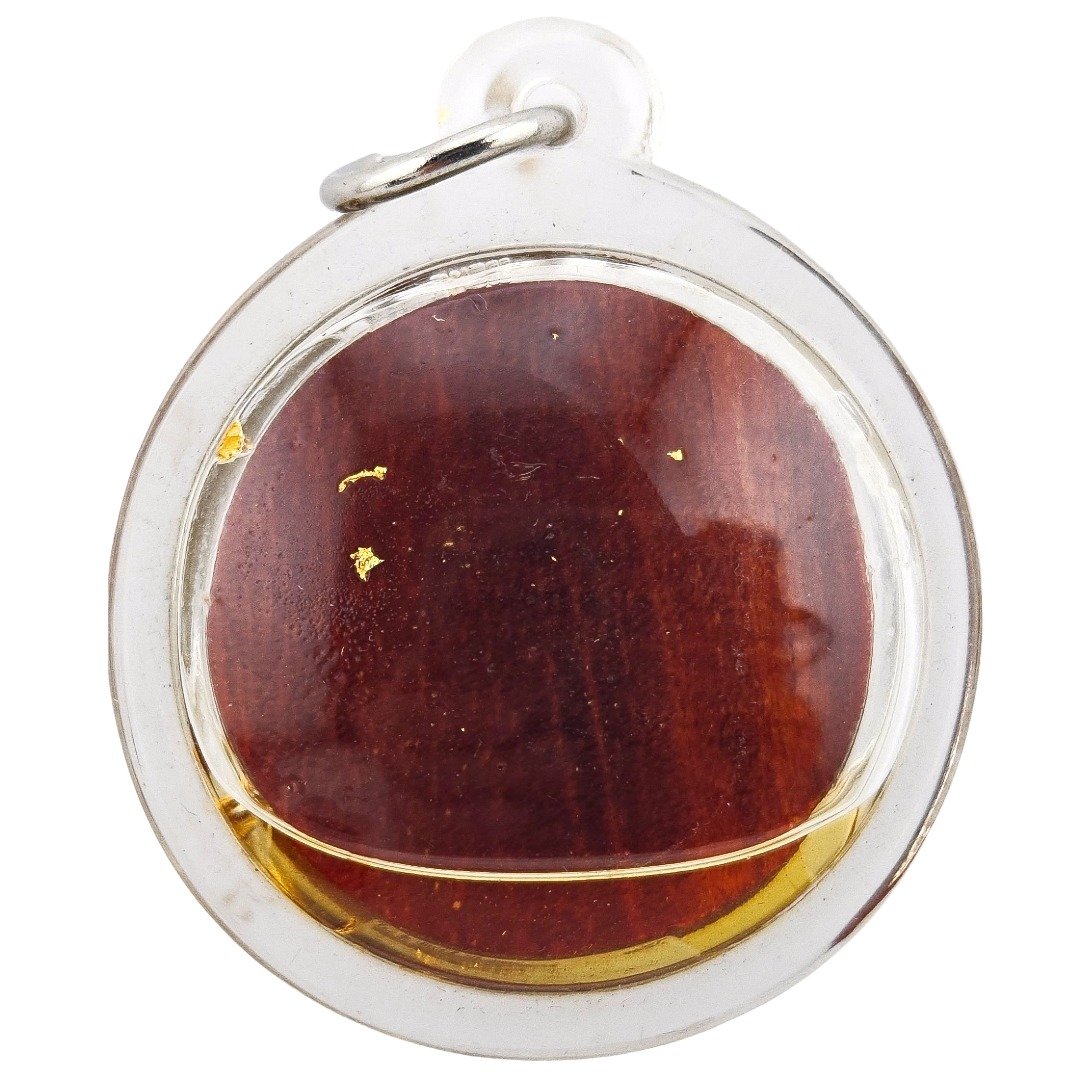 Back view of Mai Kaa Dtua Dai Yintong suicide wood amulet by Phu Lersi Pong, showing the suicide wood material sealed with Nam Man Thong Kam oil.