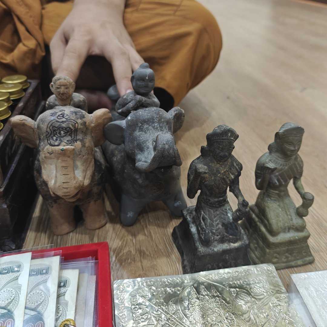 Close-up of the old Nang Kwak pair placed beside kumantongs while receiving chanting and blessings