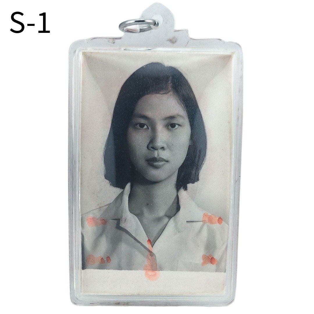 Front of Mae Prai SaengDao S-1 with a black-and-white portrait and red ritual markings in a clear casing.