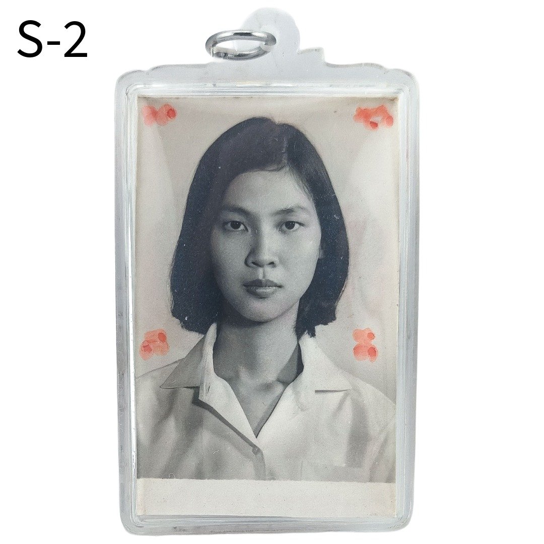 Front of Mae Prai SaengDao S-2 with a black-and-white portrait in a clear rectangular casing.