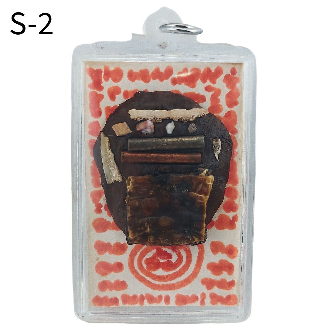 Rear of Mae Prai SaengDao S-2 showing prai relic materials, two takruts and red handwritten yants.