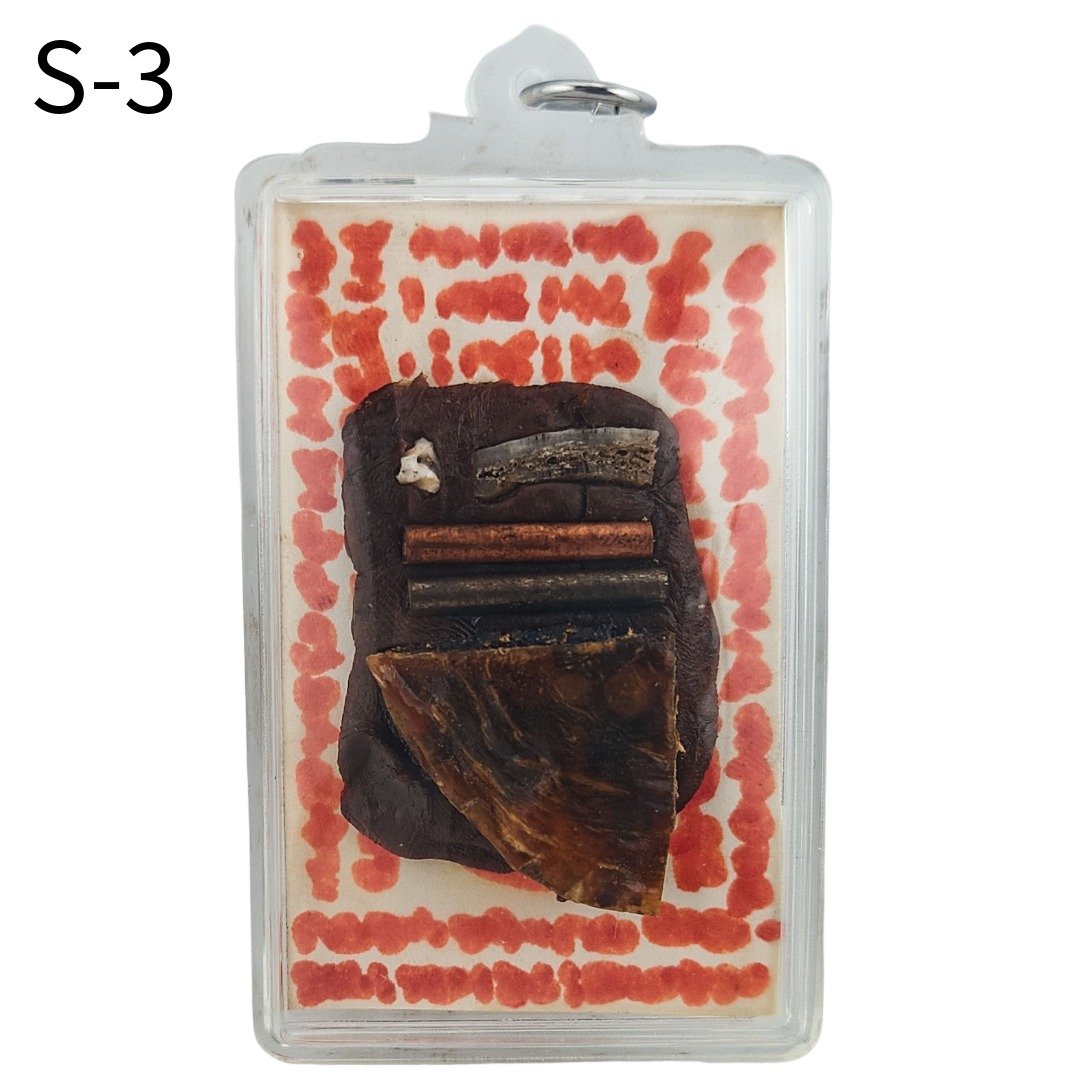 Rear of Mae Prai SaengDao S-3 showing embedded prai relic materials, takrut and red handwritten yants.