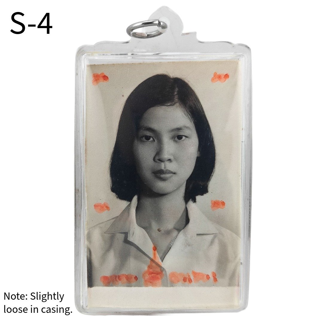 Front of Mae Prai SaengDao S-4 with a black-and-white portrait in a clear casing, noted as slightly loose.