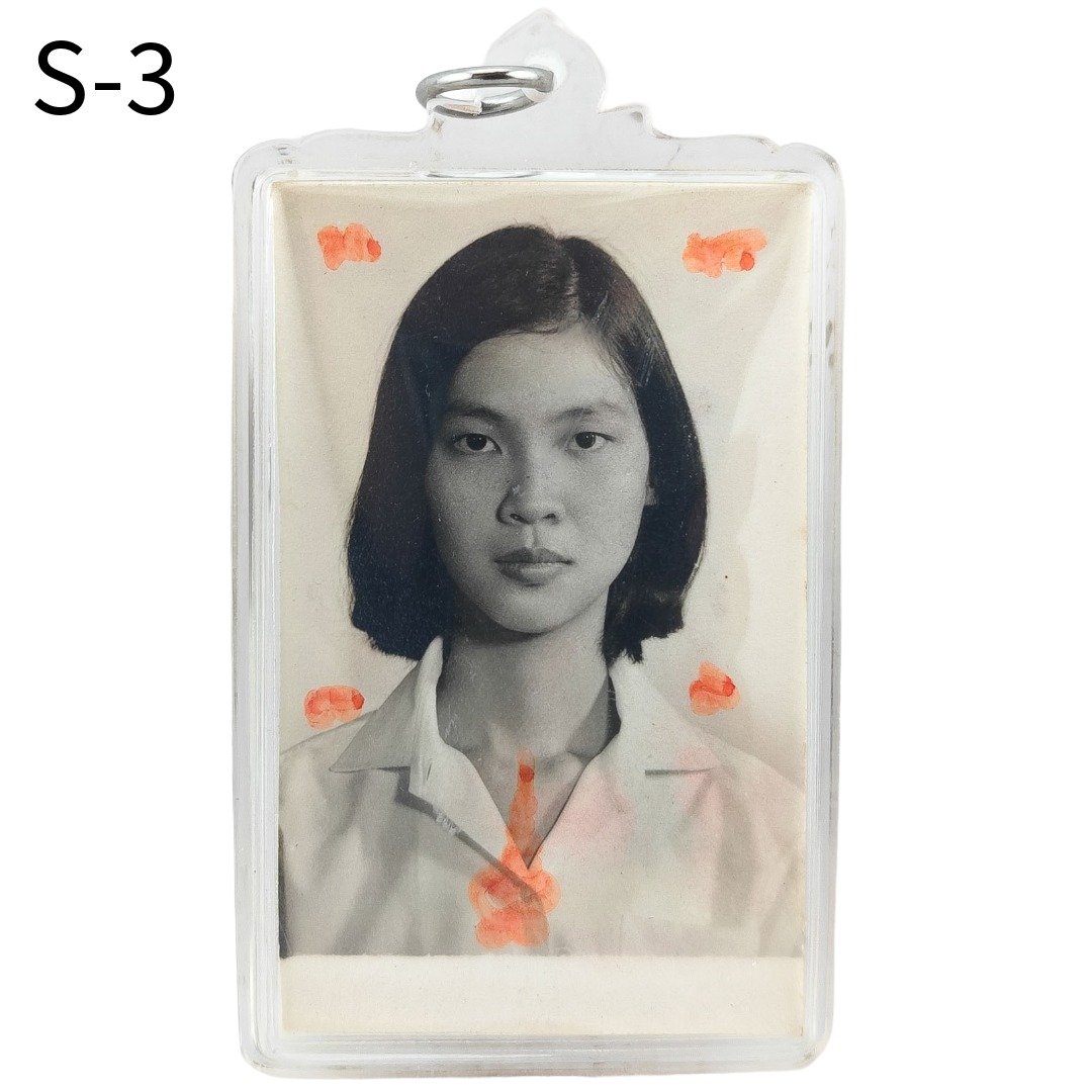 Front of Mae Prai SaengDao S-3 with a black-and-white portrait and red ritual markings in a clear casing.