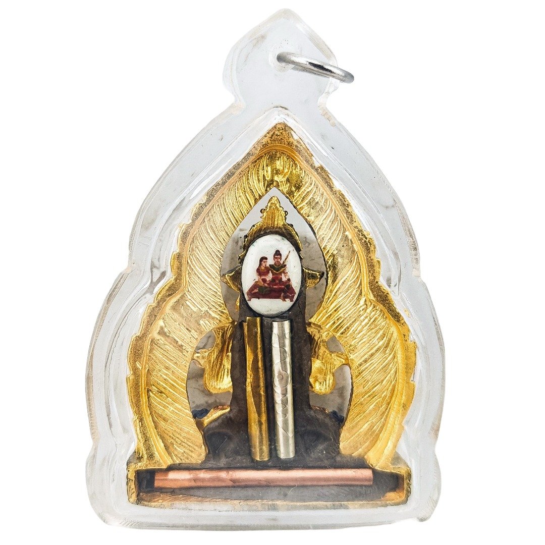 Cased back of Khun Paen Saneh Nuea Duang showing the rear Khun Paen locket, two upright takruts and one horizontal takrut
