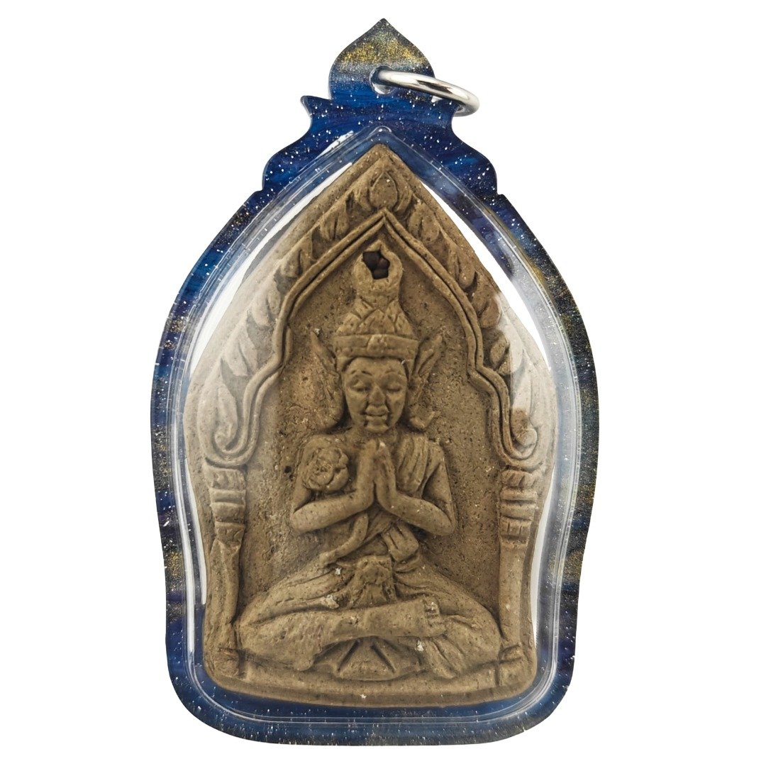 Front of the blue-cased Phra Lersi Kobut amulet by Ajarn Kitkamo, with the seated Lersi image and holy relic set above his head.