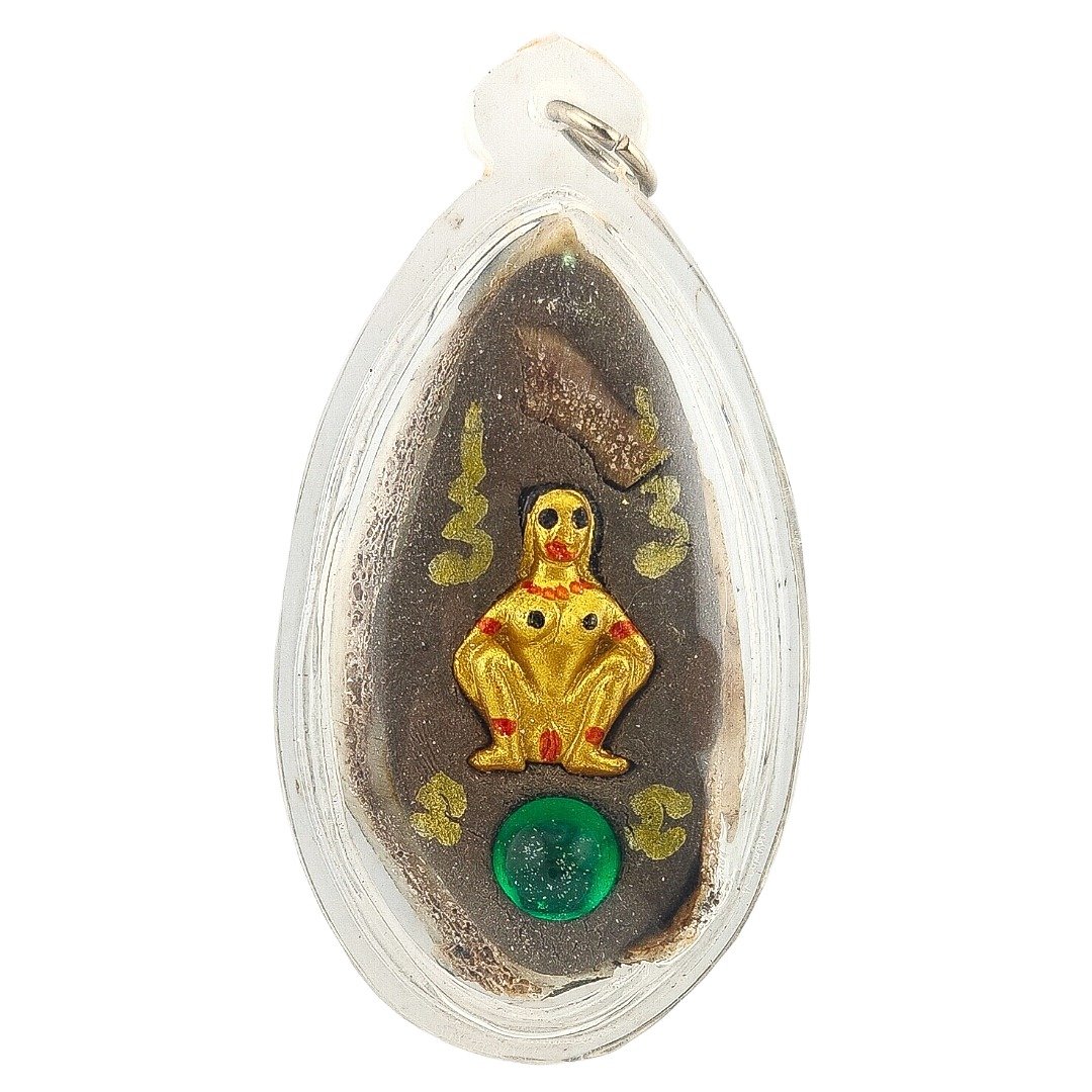 Back of the Mae Oyy Amulet filled with prai murn sarn, a tiny Mae figure and a green Naga ball beneath the protective casing.