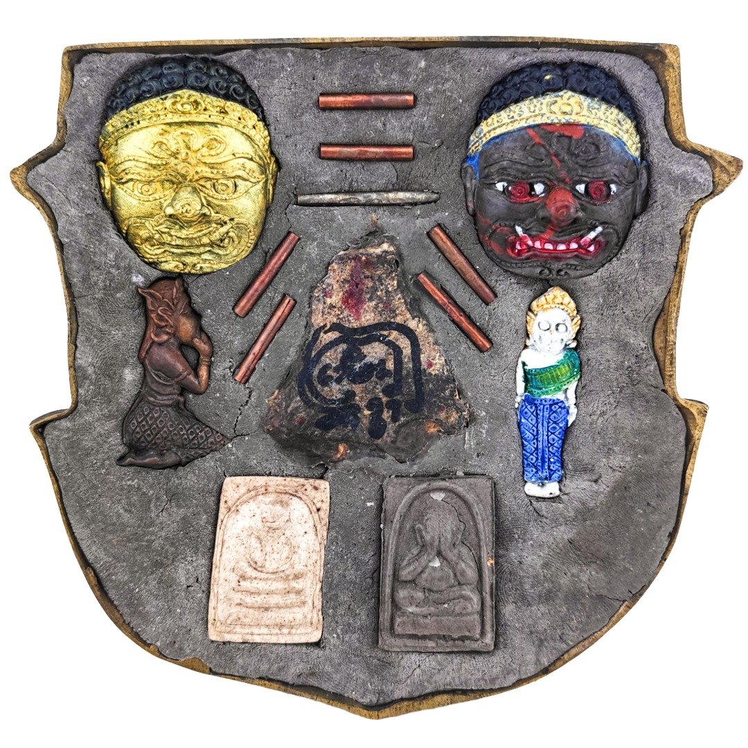 Rear of Ajarn Kitkamo Phaya Purisat Phi Lu showing Prai Murn Sarn, panneng, Mae Yak, Prai Somdej and other sacred materials