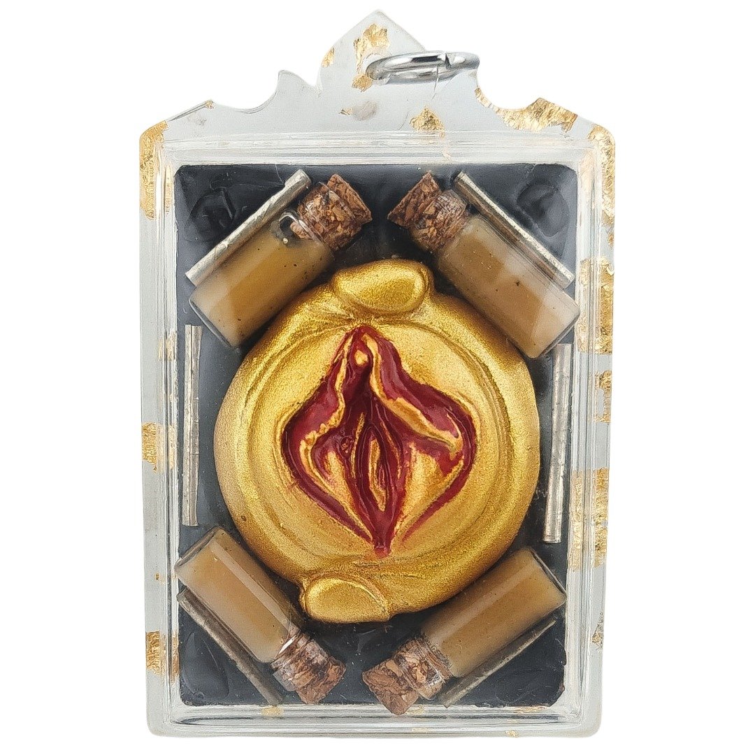 Back of the Dao Lom Deun VIP Locket by Kruba Thep showing the actual Dao Lom Deun amulet with central Yoni and surrounding Palakit elements