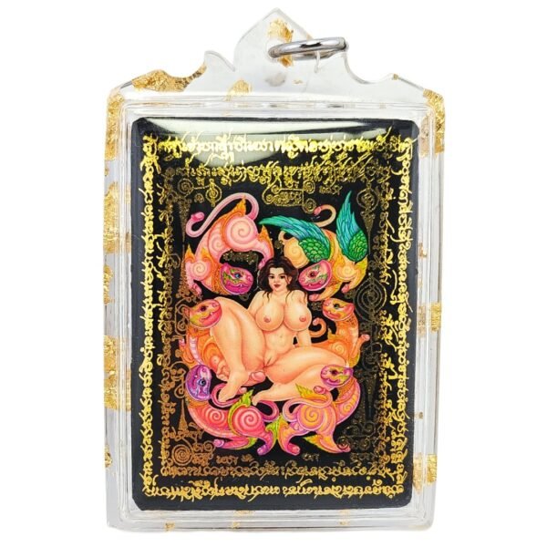 Front of the Dao Lom Deun VIP Locket by Kruba Thep showing Mae Per surrounded by Phet Payathorn