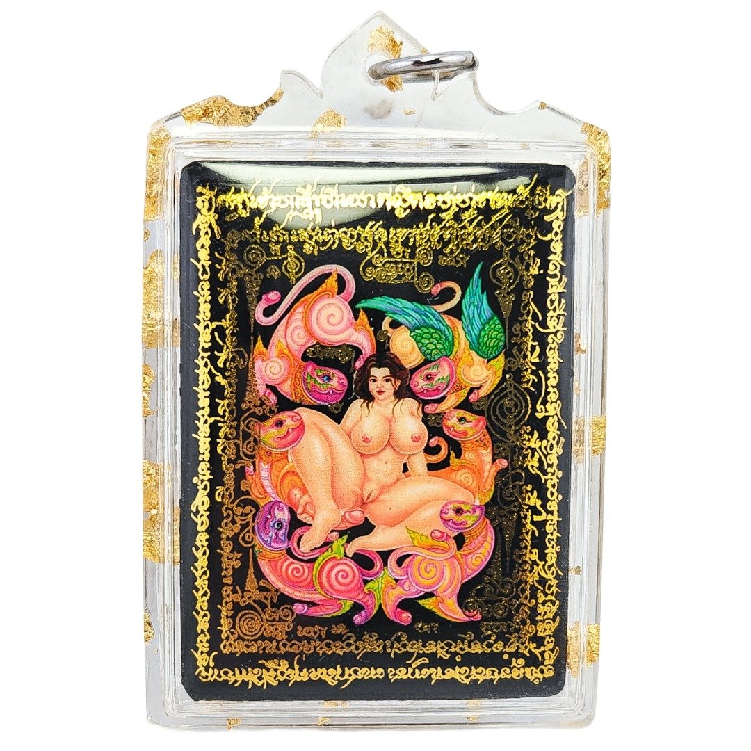 Front of the Dao Lom Deun VIP Locket by Kruba Thep showing Mae Per surrounded by Phet Payathorn