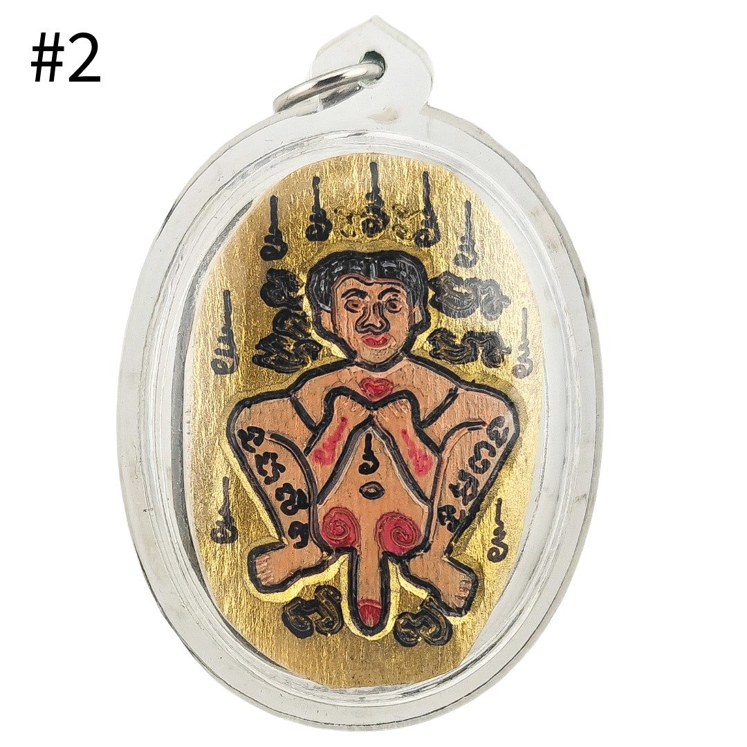 Front of Por Per Panneng Prai Piece #2 by Ajarn Nut, featuring a painted Por Per carved from panneng and surrounded by yants.