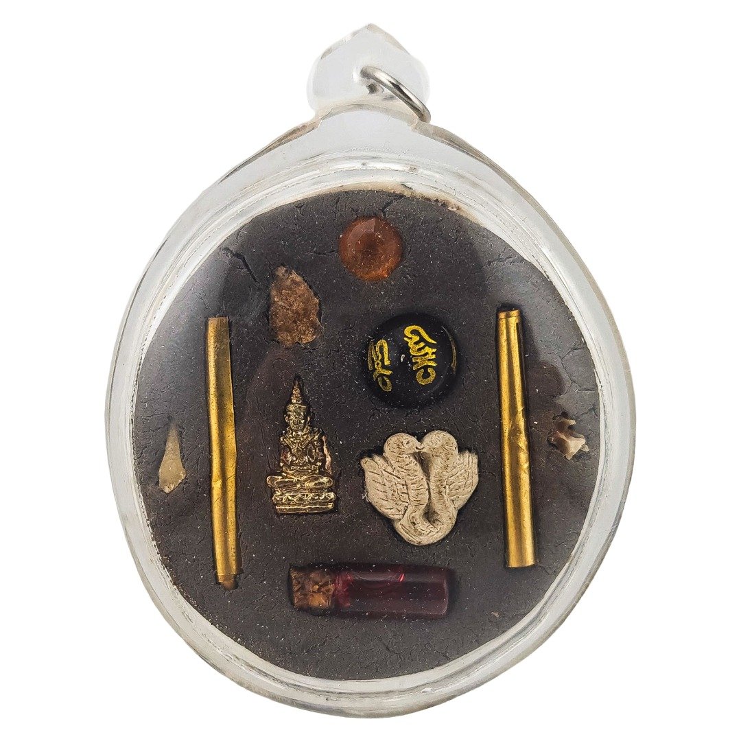 Back of Ajarn Nut Jumbo Panneng Khun Paen with old murn sarn, takruts and embedded materials