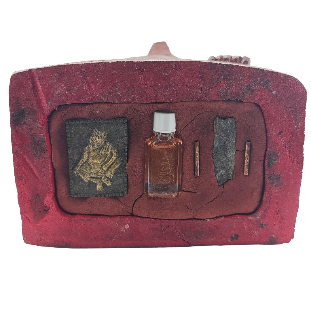 Underside of Lersi Sermingpai Bucha with old Sermingpai amulet Nam Man Prai Gradook and Takruts