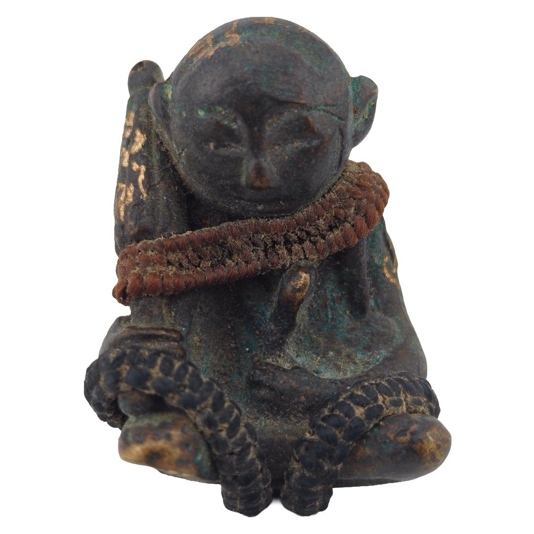 Old Samrit Phra Upakut by Phu Lersi Pong holding a money bag with original braided cord