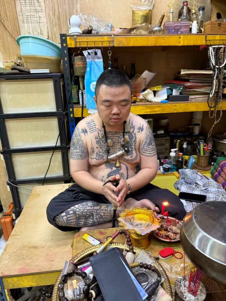 Phu Lersi Techo chanting over custom takruts during their extended consecration process