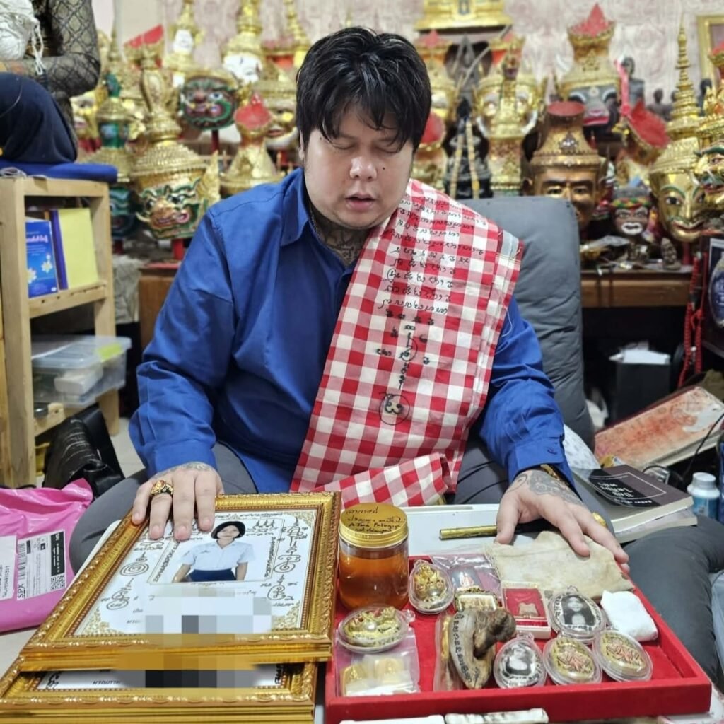 Ajarn Nut performing the final blessing for the Jinchok Song Hang two-tailed lizard amulet and other ritual items before they were brought back.