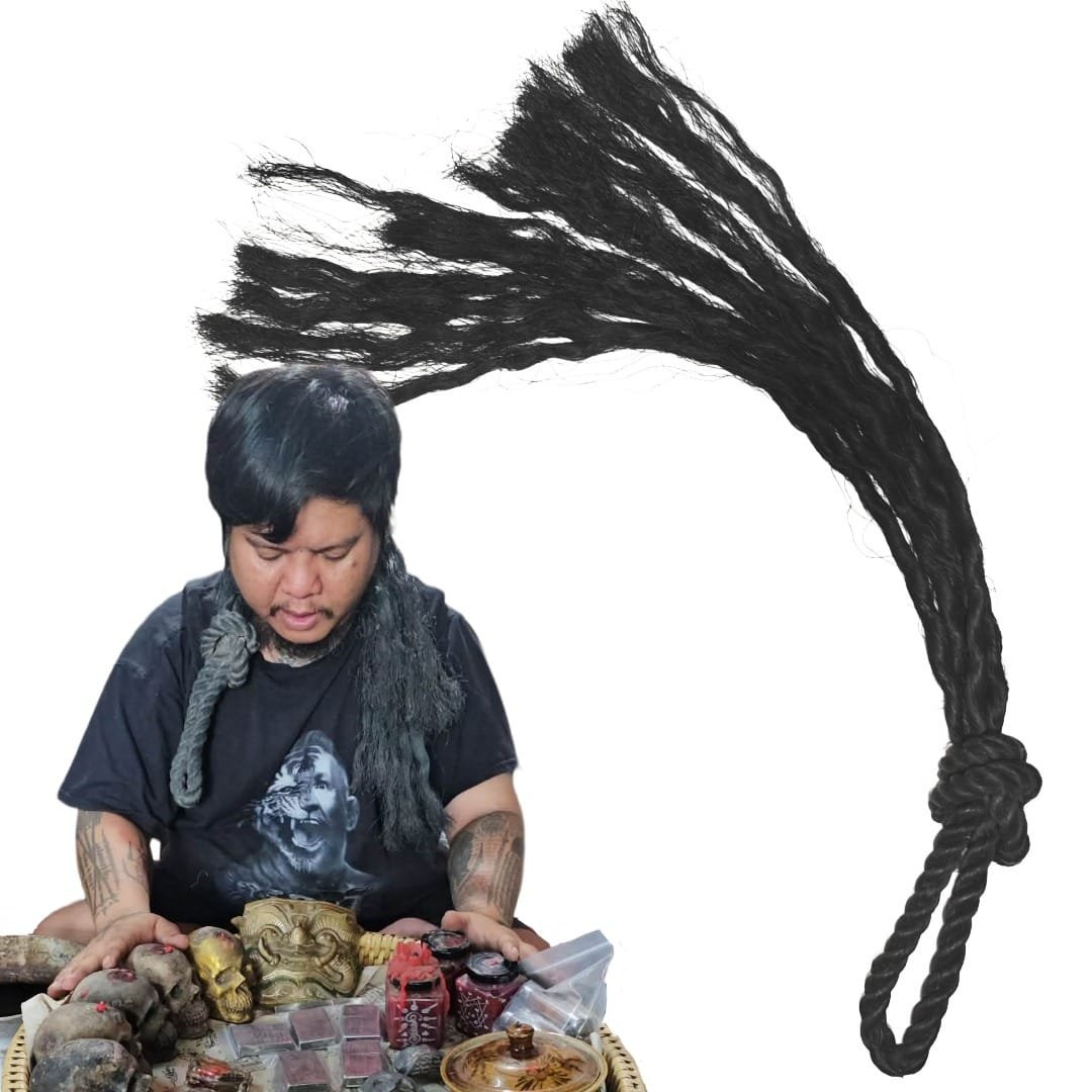 Composite image showing Ajarn Kitkamo during a ritual session beside his black multi-tailed Prai Command Whip.