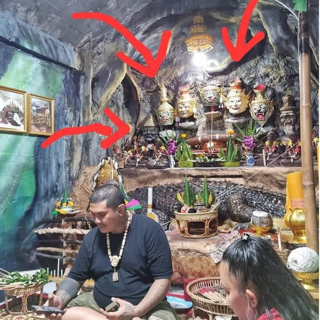 Historical photograph of Ajarn Tom's cave altar with multiple Lersi Buchas and ritual statues, with red arrows indicating their locations.